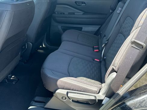 Used 2025 Nissan Pathfinder SV FWD image 21