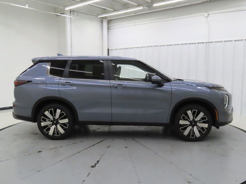 New 2025 Mitsubishi Outlander SE image 2