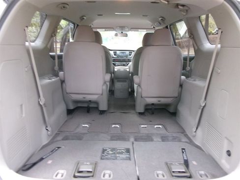 Used 2018 Kia Sedona L image 38