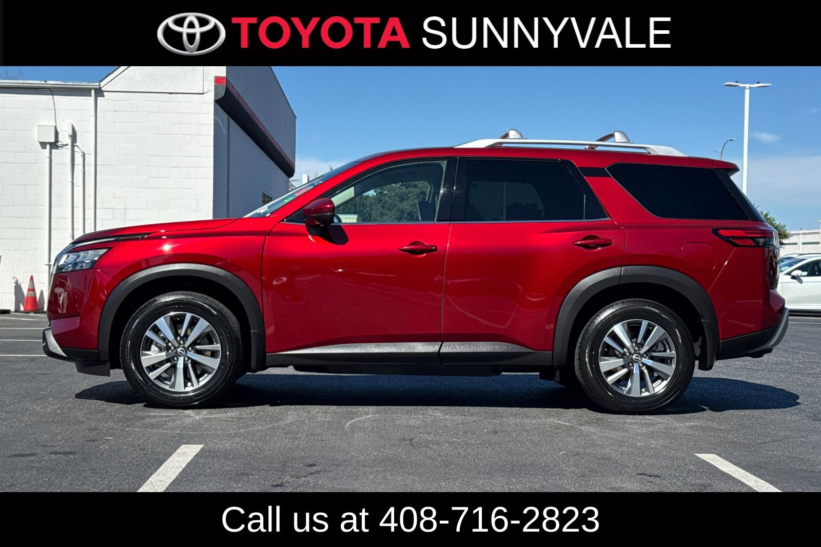 Used 2024 Nissan Pathfinder SL FWD image 3