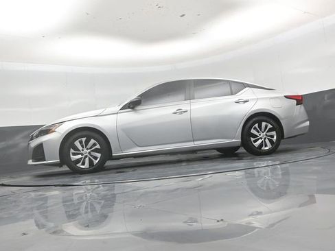 Used 2024 Nissan Altima 2.5 S FWD image 43