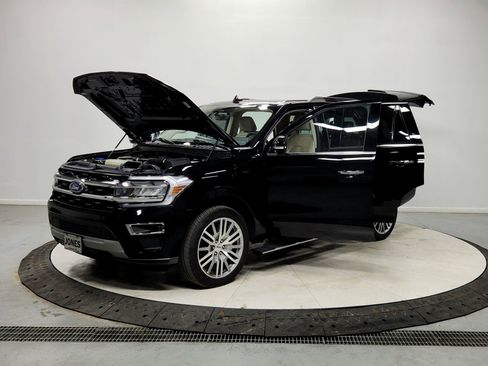 Used 2023 Ford Expedition Limited image 11