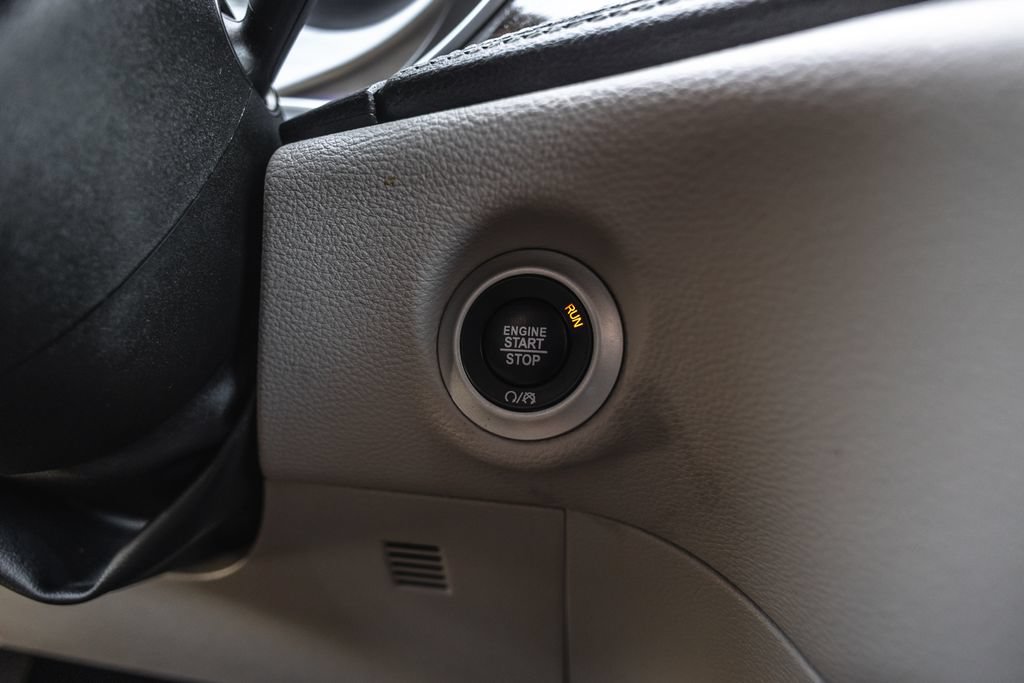 Used 2024 Chrysler Pacifica Limited FWD image 17