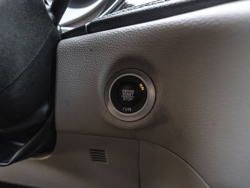 Used 2024 Chrysler Pacifica Limited FWD image 17