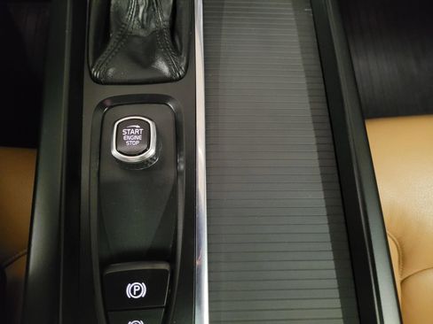 Used 2018 Volvo XC60 T5 Momentum w/ Vision Package AWD/4WD image 25