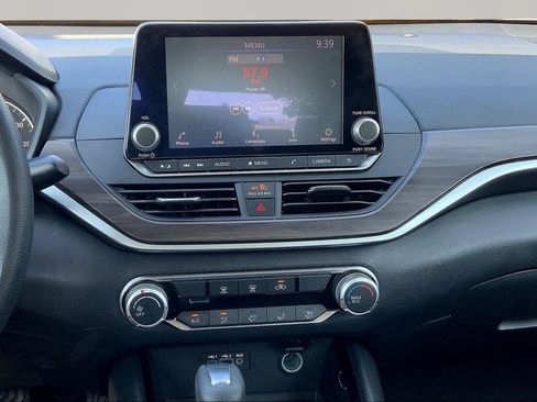 Used 2024 Nissan Altima 2.5 SV image 9