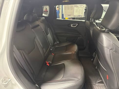 Used 2025 Jeep Compass Trailhawk AWD/4WD image 10