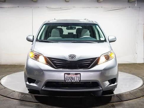 Used 2012 Toyota Sienna LE w/ Towing Pkg image 2