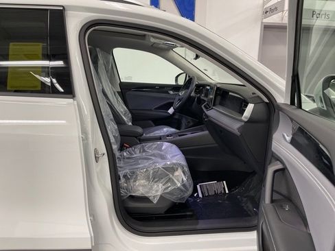 New 2026 Volkswagen Tiguan SE image 13