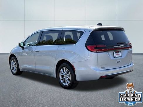 Used 2023 Chrysler Pacifica Touring-L AWD/4WD image 7