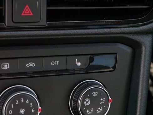 Certified 2022 Volkswagen Taos SE image 30