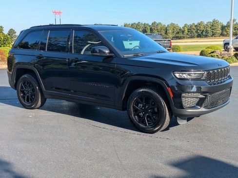 Used 2024 Jeep Grand Cherokee Altitude AWD/4WD image 2