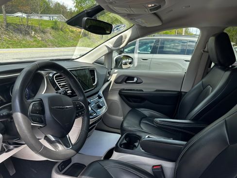 Used 2023 Chrysler Pacifica Touring-L FWD image 24