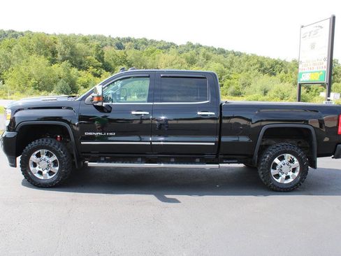 Used 2017 GMC Sierra 2500 Denali w/ Duramax Plus Package AWD/4WD image 3