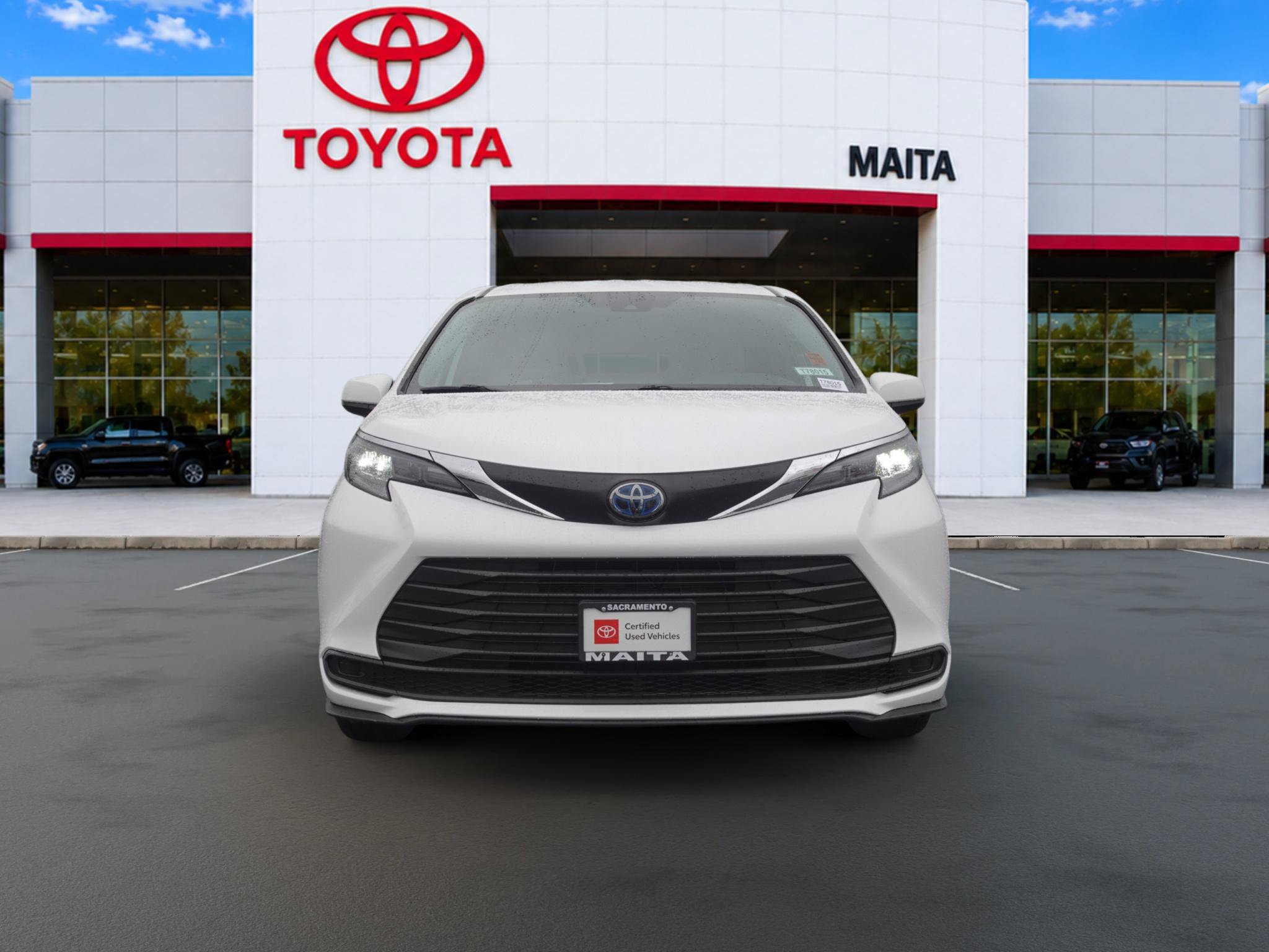 Certified 2025 Toyota Sienna LE FWD image 8