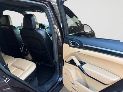 Used 2016 Porsche Cayenne AWD/4WD image 17