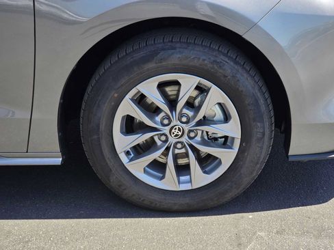 Certified 2026 Toyota Sienna XLE FWD image 9