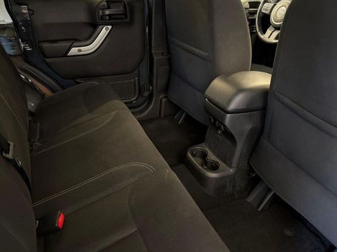 Used 2017 Jeep Wrangler Unlimited Sahara w/ Connectivity Group AWD/4WD image 29