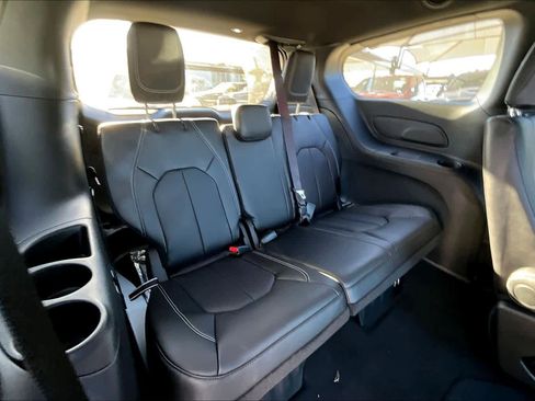 New 2026 Chrysler Pacifica Select image 21