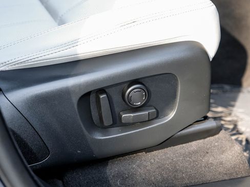 Used 2021 Land Rover Range Rover Velar R-Dynamic S image 39