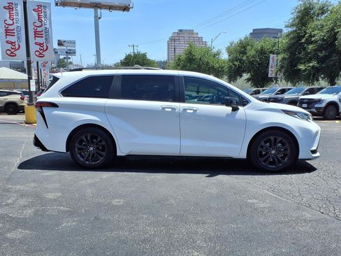 Used 2023 Toyota Sienna XSE FWD image 5