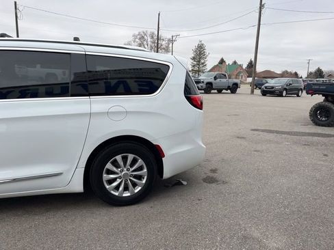 Used 2018 Chrysler Pacifica Touring-L w/ Premium Audio Group FWD image 8