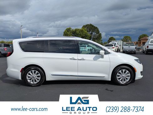 Used 2018 Chrysler Pacifica Touring-L w/ Advanced Safetytec Group FWD image 2
