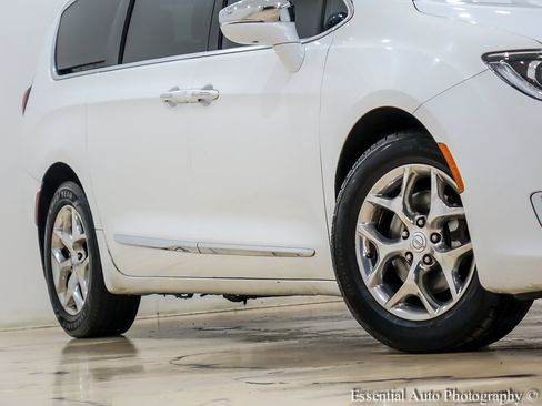 Used 2018 Chrysler Pacifica Limited image 4