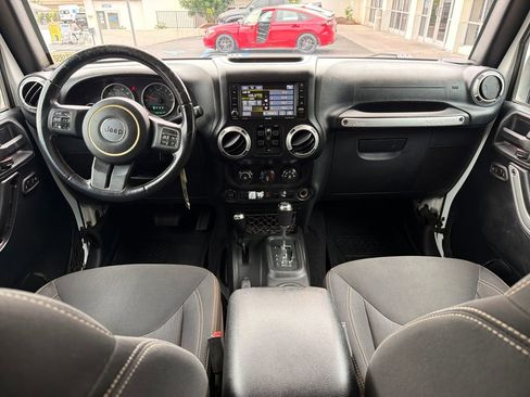 Used 2016 Jeep Wrangler Unlimited Sahara w/ Connectivity Group AWD/4WD image 15