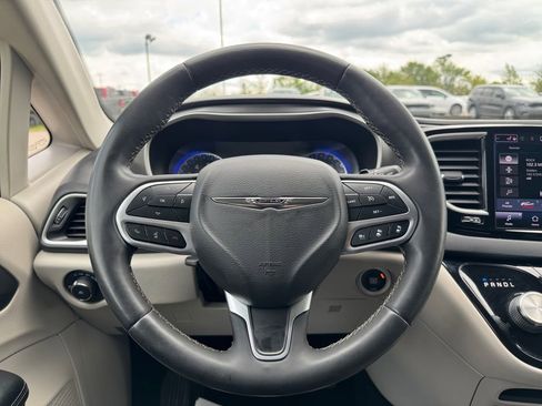 Used 2022 Chrysler Pacifica Touring-L FWD image 15