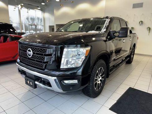 Used 2020 Nissan Titan SV image 34