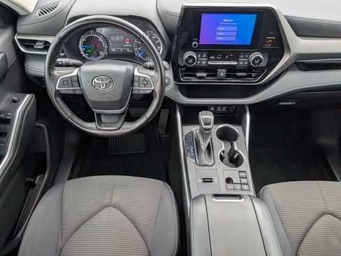 Used 2023 Toyota Highlander LE image 6