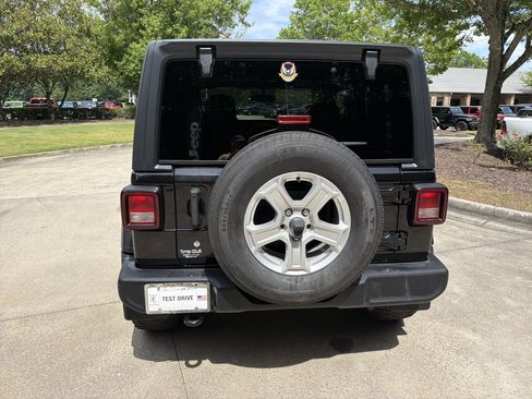 Used 2019 Jeep Wrangler Sport AWD/4WD image 6