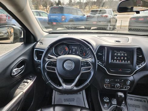 Used 2019 Jeep Cherokee Latitude Plus w/ Cold Weather Group AWD/4WD image 10