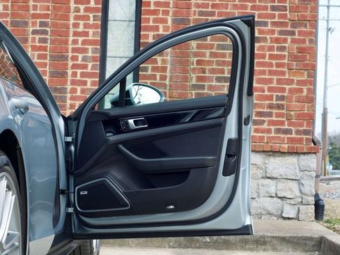 Used 2019 Porsche Panamera image 32