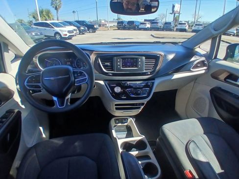 Used 2017 Chrysler Pacifica Touring image 26