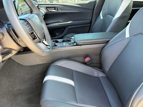 Used 2025 Toyota Camry SE image 13