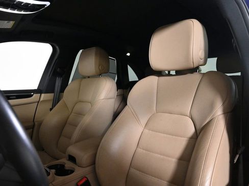 Certified 2024 Porsche Macan image 5