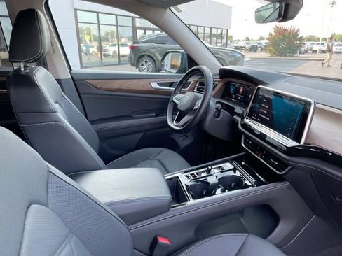 Used 2025 Volkswagen Atlas SE AWD/4WD image 18