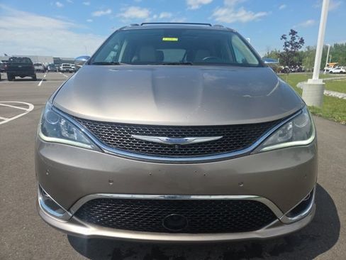 Used 2018 Chrysler Pacifica Limited w/ Advanced Safetytec Group FWD image 3