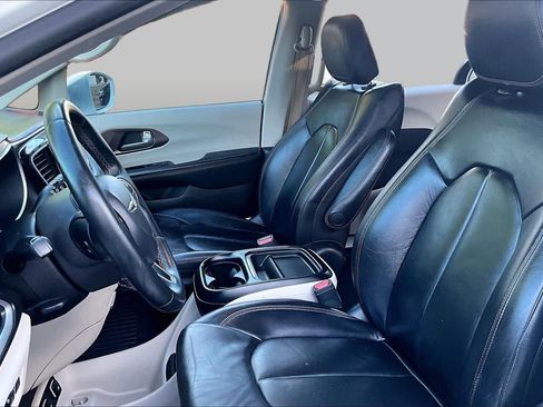 Used 2017 Chrysler Pacifica Touring-L FWD image 8