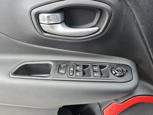 Used 2023 Jeep Renegade Latitude w/ Sun/Sound Group AWD/4WD image 32