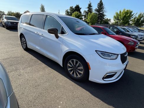 Used 2024 Chrysler Pacifica Limited FWD image 5