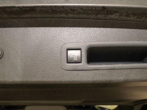 Used 2025 Toyota Sienna XLE image 6