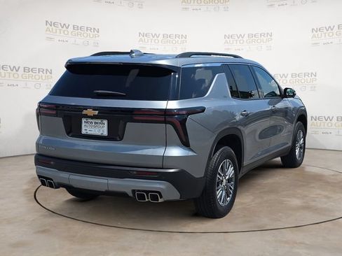 Used 2025 Chevrolet Traverse LT w/ Driver Confidence Package FWD image 5