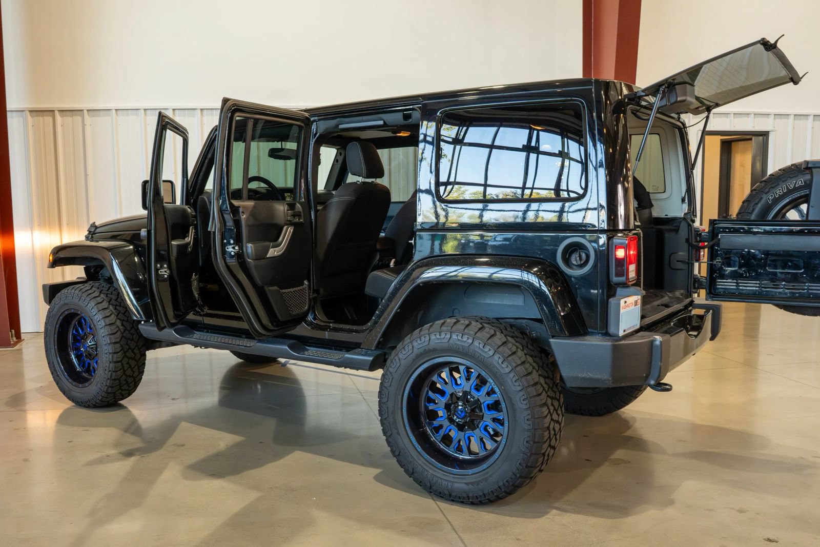 Used 2018 Jeep Wrangler Unlimited Sahara w/ Connectivity Group AWD/4WD image 28