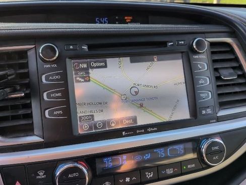 Used 2019 Toyota Highlander XLE image 3