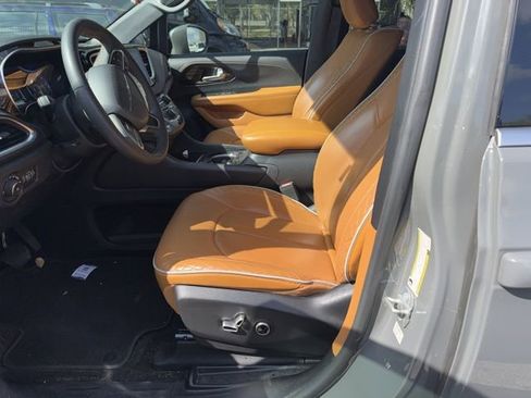 Used 2022 Chrysler Pacifica Pinnacle image 9