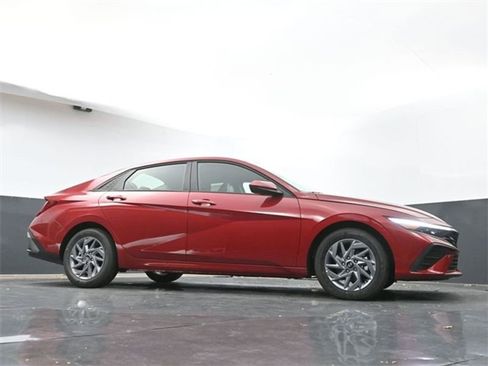 Used 2025 Hyundai Elantra Blue image 36