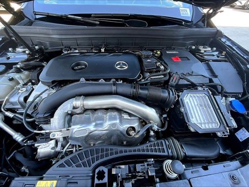 Used 2025 Mercedes-Benz GLB 250 image 30